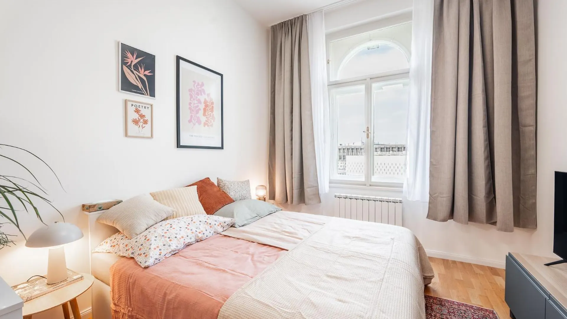 Charming Apartment In Spain St Прага